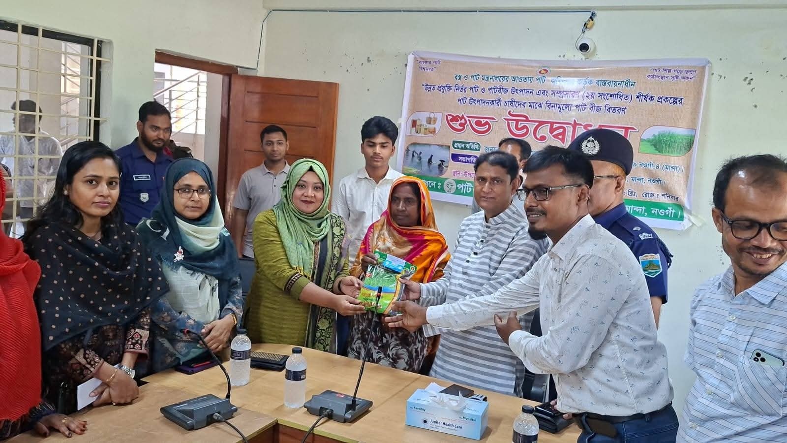 মান্দায় ক্ষুদ্র ও প্রান্তিক কৃষকদের মাঝে বিনামূল্যে প্রণোদনার সার ও বীজ বিতরণ